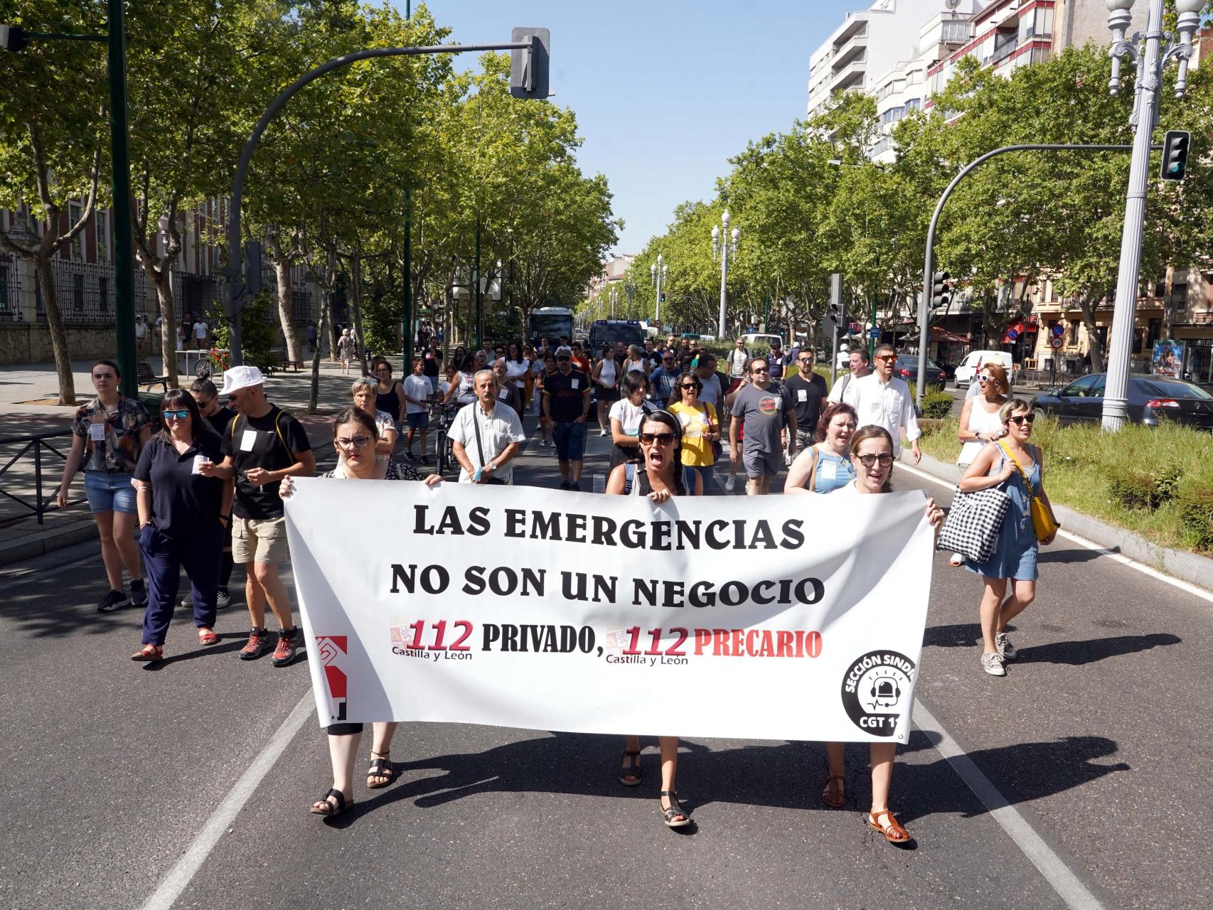 Los trabajadores en huelga del 112 durante su manifestación en Valladolid, este viernes.