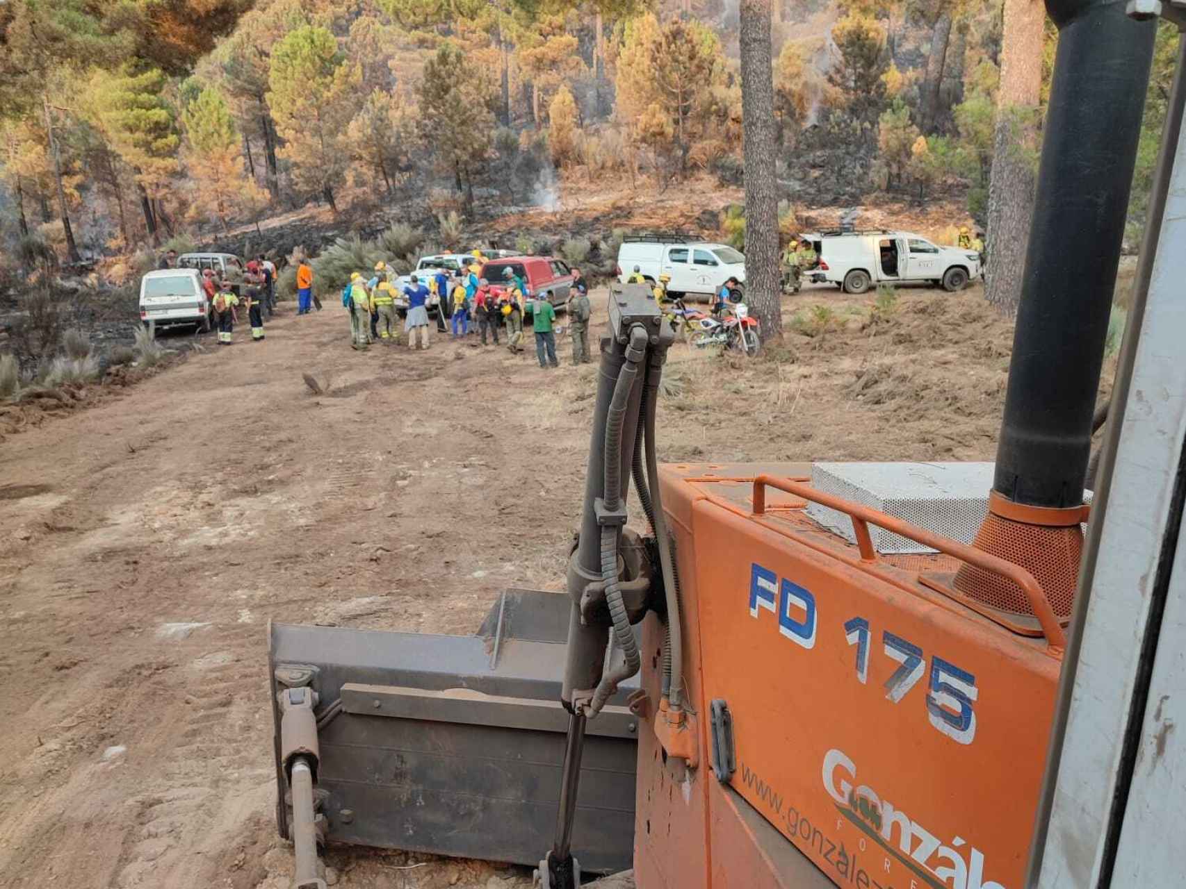 Un bulldozer trabaja en las tareas de extinción del incendio de Santa Cruz del Valle, en Ávila.