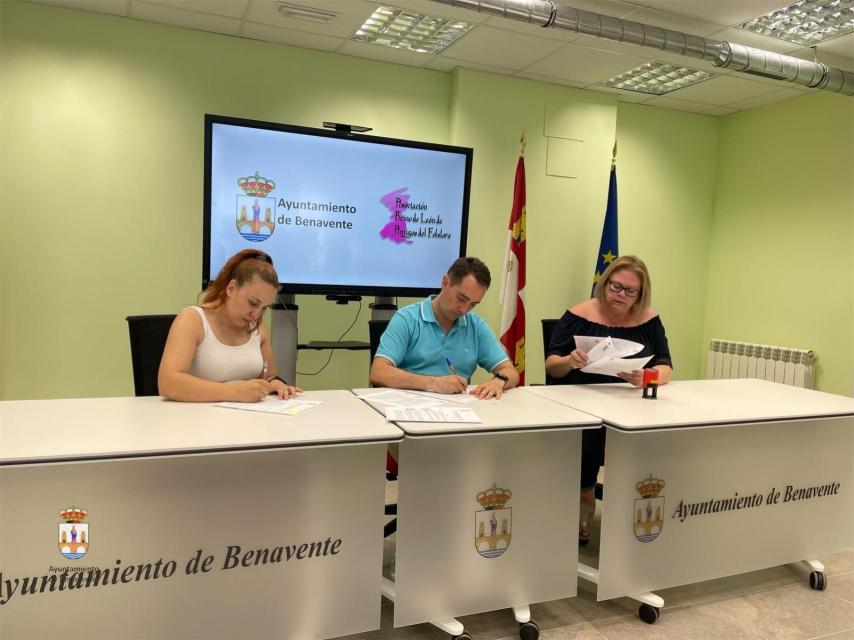 El Ayuntamiento de Benavente firma la renovación de su convenio con la Asociación Arlafolk.