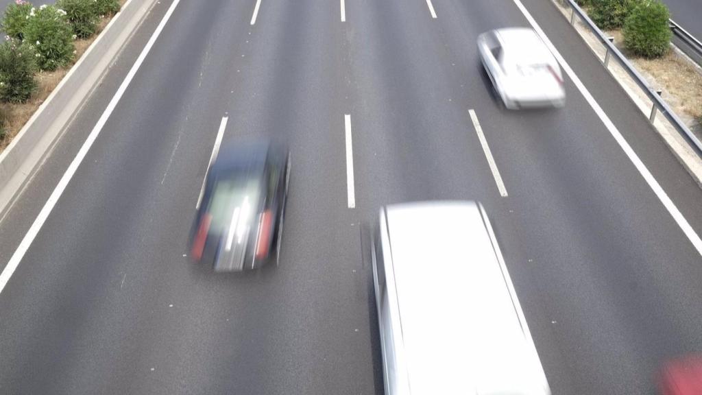 Imagen de recurso de coches en una carretera.