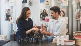 Pedro Catalá, fundador de Twuelve Beauty, enseña sus productos a una clienta.