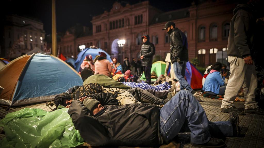 Acampada en la Plaza de Mayo en Buenos Aires, frente a la Casa Rosada.