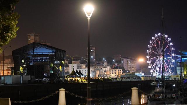 El Muelle de Trasatlánticos de A Coruña, con el escenario del Festival Noroeste Estrella Galicia y la noria.