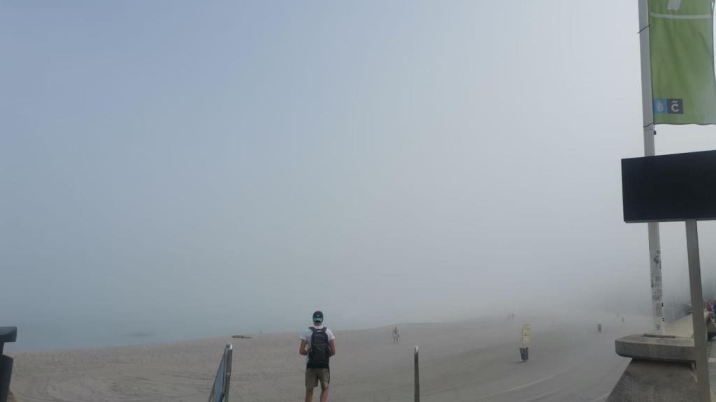 Niebla en la playa del Orzán de A Coruña.