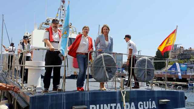 Rosa Quintana visita la patrullera Punta da Guía, con base en Vigo.