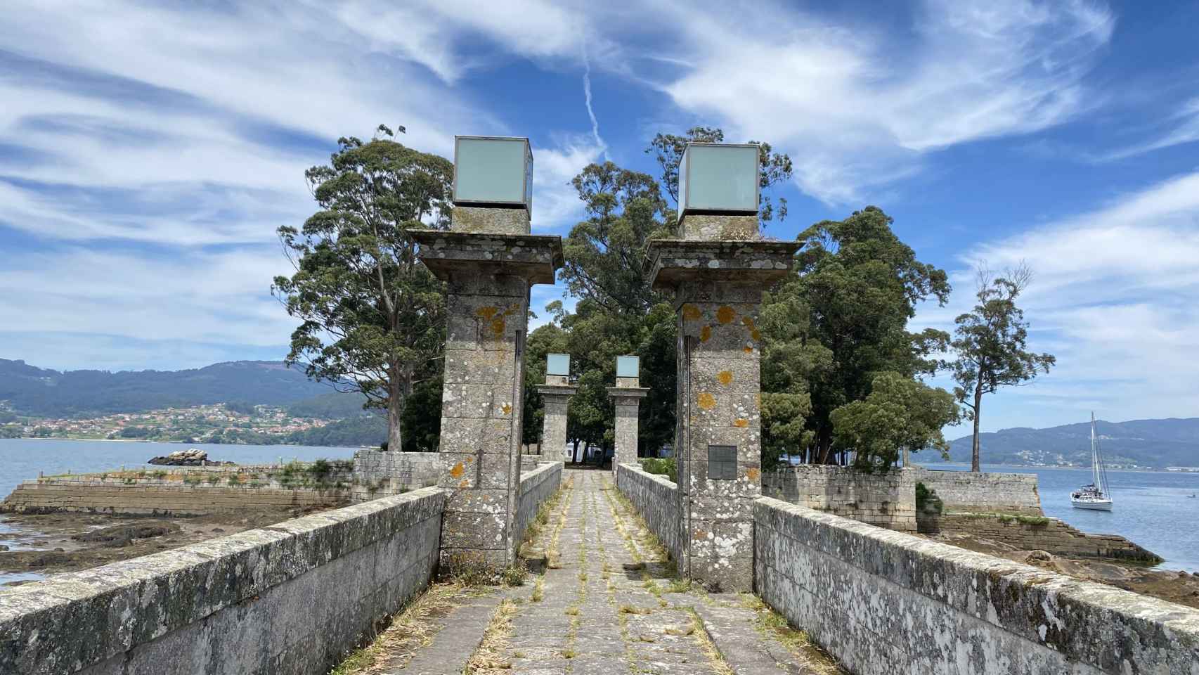 Entrada a la Isla de San Simón, en la ría de Vigo.