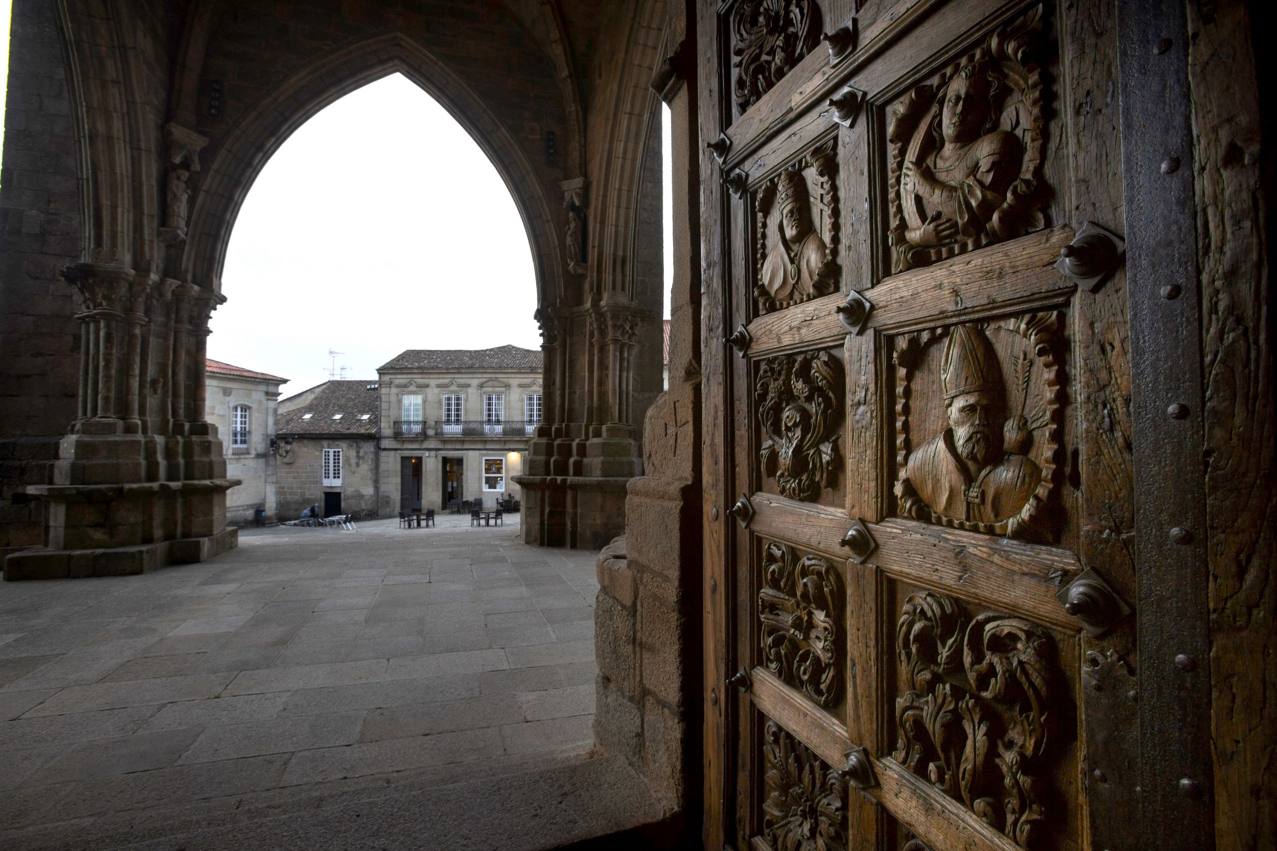 Grabado de madera en la puerta de la catedral de Tui, Pontevedra. Foto: Shutterstock