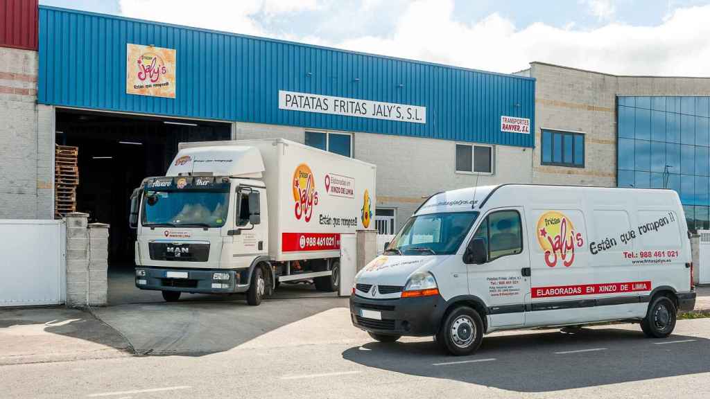 Dos vehículos de distribución en las puertas de la fábrica de Patatas Jaly’s, en Xinzo de Limia (Ourense).