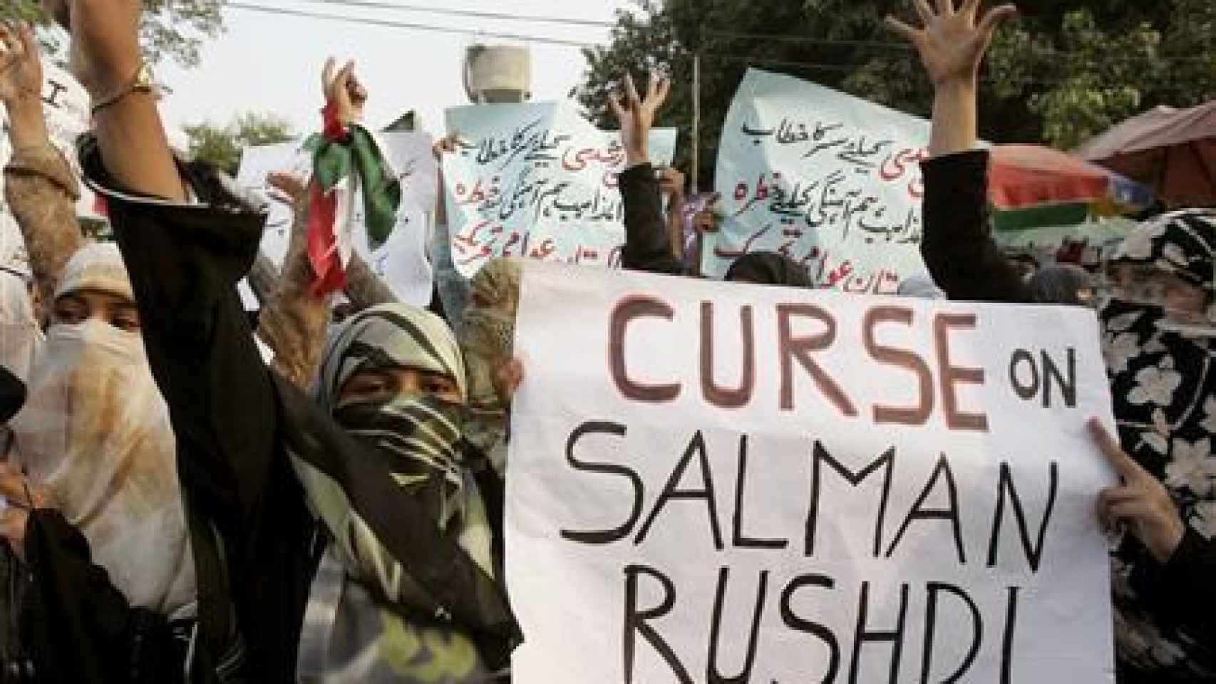 Activistas paquistaníes protestan contra el escritor Salman Rushdie en Lahore, en 2007.