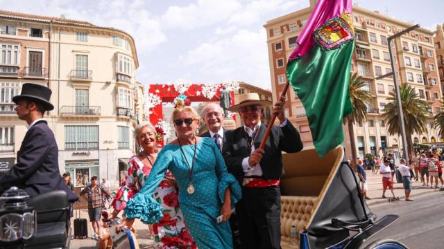 El abanderado, Rafael Prado, junto al alcalde, Francisco de la Torre, y la concejala de Fiestas, Teresa Porras.