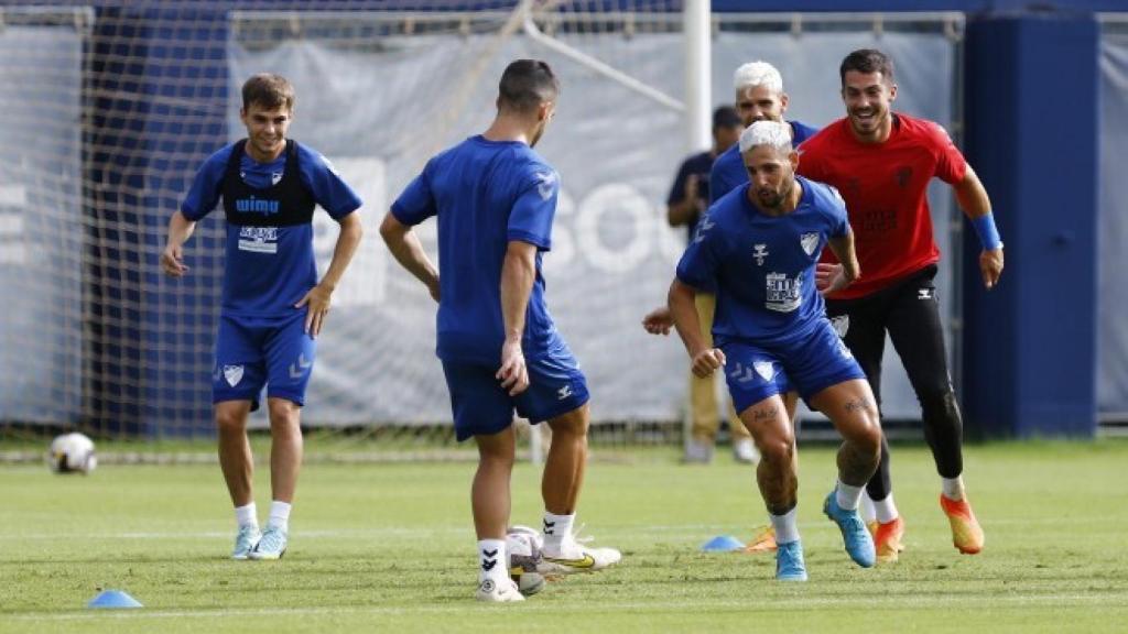 Jugadores del Málaga CF durante un entrenamiento en el Anexo de La Rosaleda