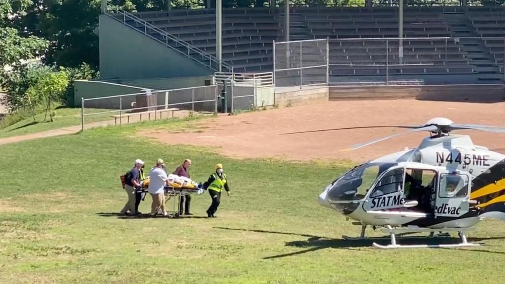 El autor Salman Rushdie es transportado a un helicóptero después de ser apuñalado en la Institución Chautauqua.