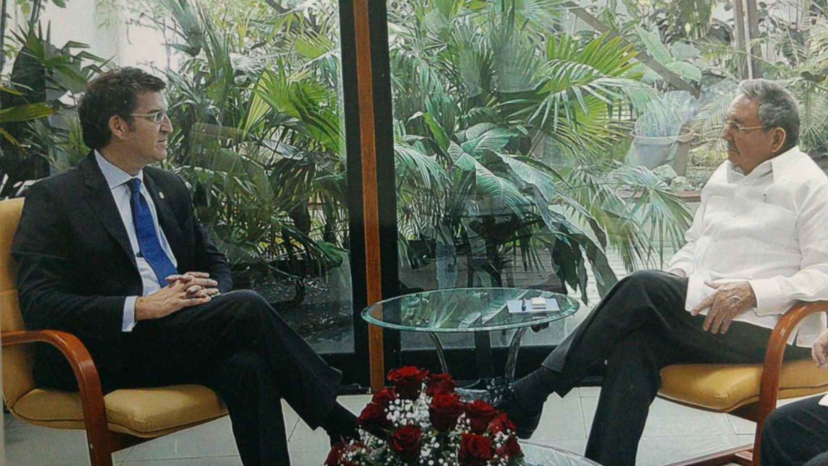 Alberto Núñez Feijóo junto al entonces presidente cubano, Raúl Castro, durante su visita a Cuba en 2016.