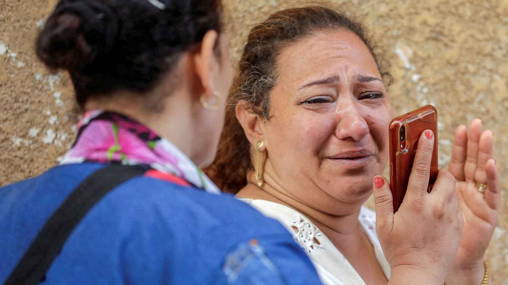 Una mujer llora en el exterior de la Iglesia Copta donde se ha declarado un incendio este 14 de agosto, en el que murieron 41 personas