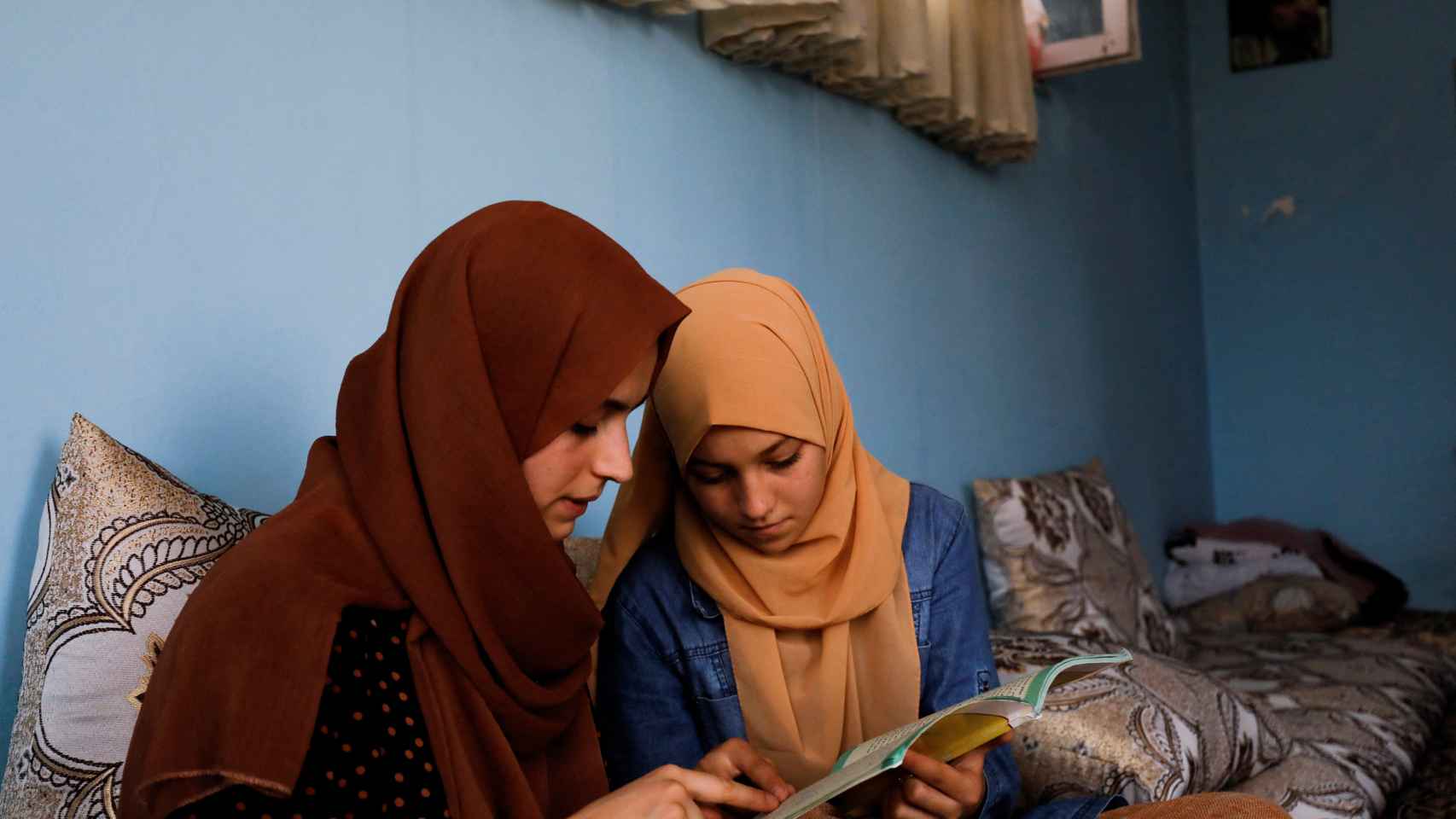 Dos jóvenes afganas estudiando en su casa.