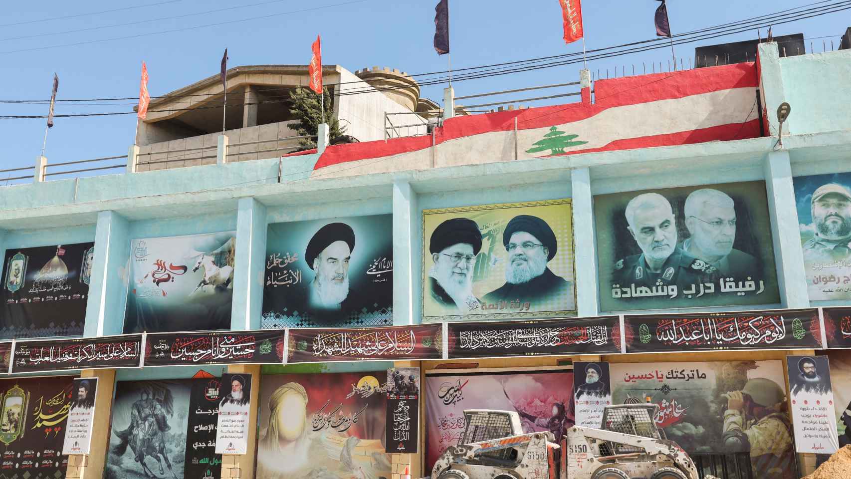 Una imagen que muestra al líder libanés de Hezbolá, Sayyed Hassan Nasrallah, y al líder supremo de Irán, el ayatolá Ali Khamenei, en la ciudad de Yaroun.