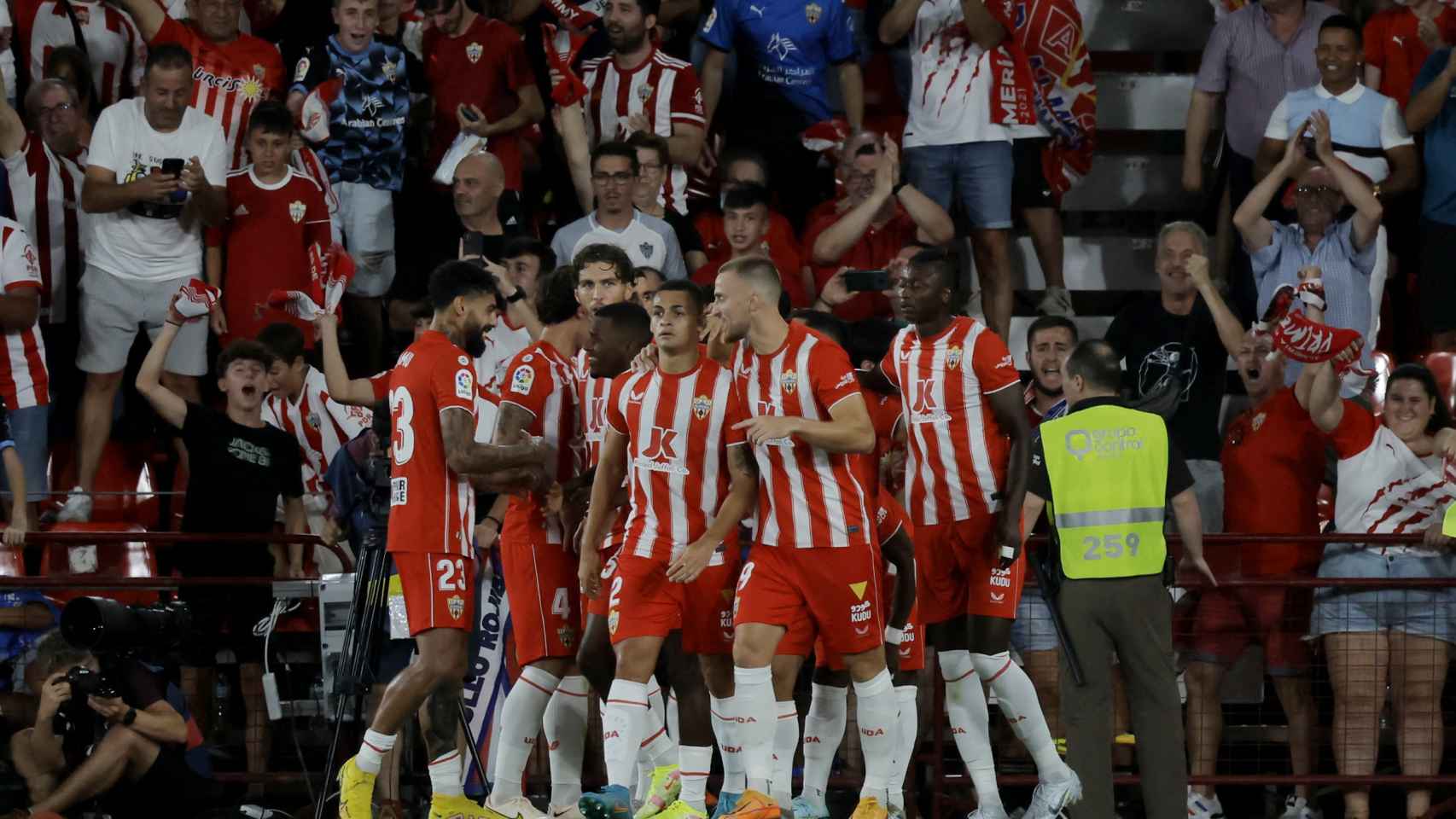 Los jugadores del Almería celebran el gol.