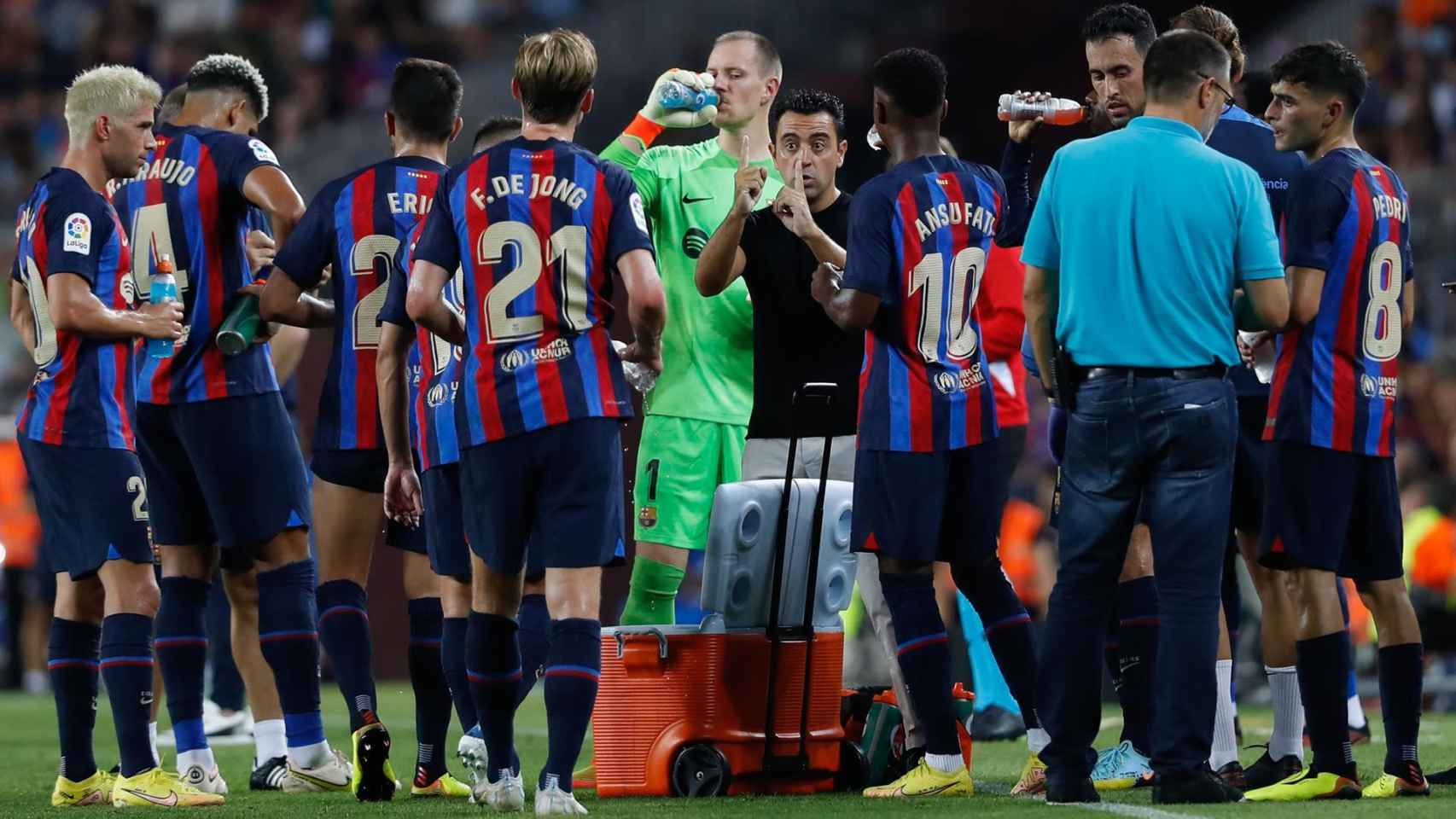 Xavi Hernández, dando indicaciones a los jugadores del FC Barcelona durante la pausa de hidratación