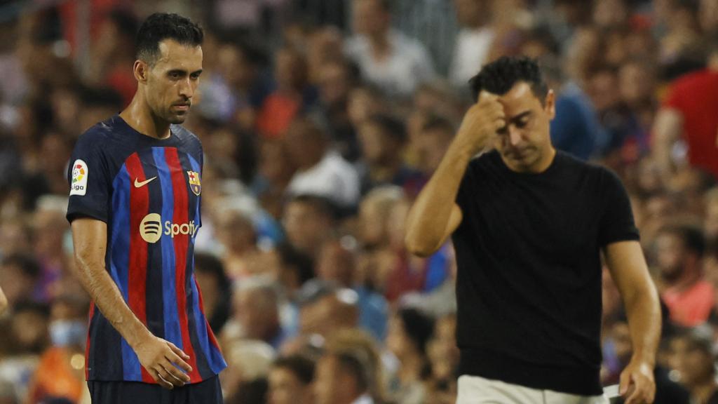 Sergio Busquets y Xavi Hernández, durante el FC Barcelona - Rayo Vallecano de La Liga 2022/2023