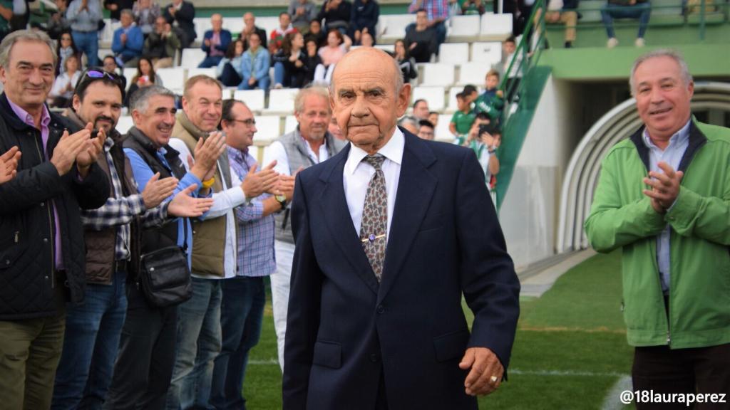 Paulino Lorenzo siendo homenajeado en el estadio Salto del Caballo de Toledo.