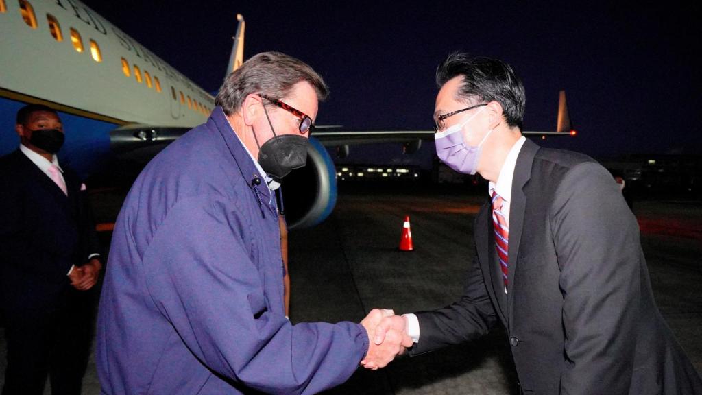 Douglas Hsu da la bienvenida a John Garamendi.