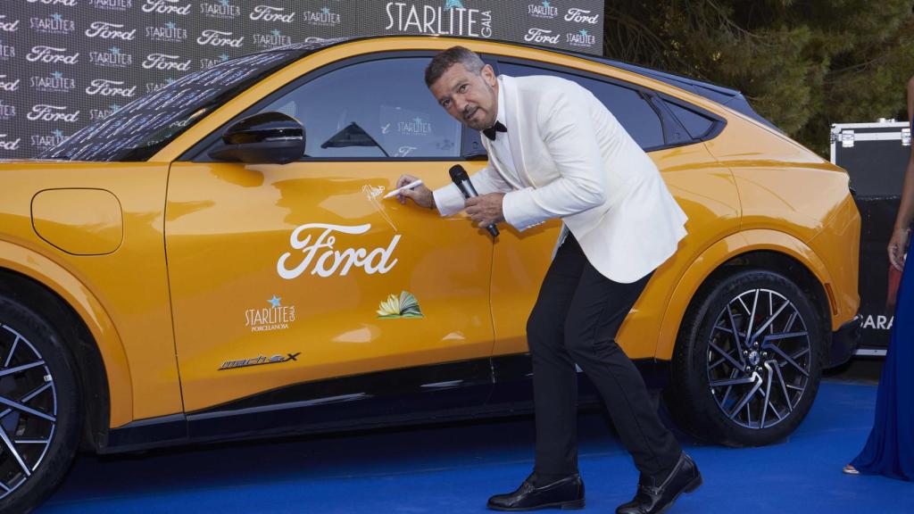 Banderas firmando el Ford.