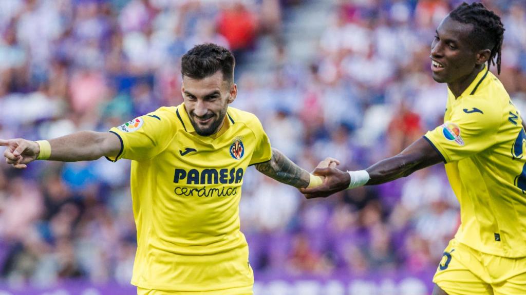 Álex Baena y Nicholas Jackson celebran un gol.