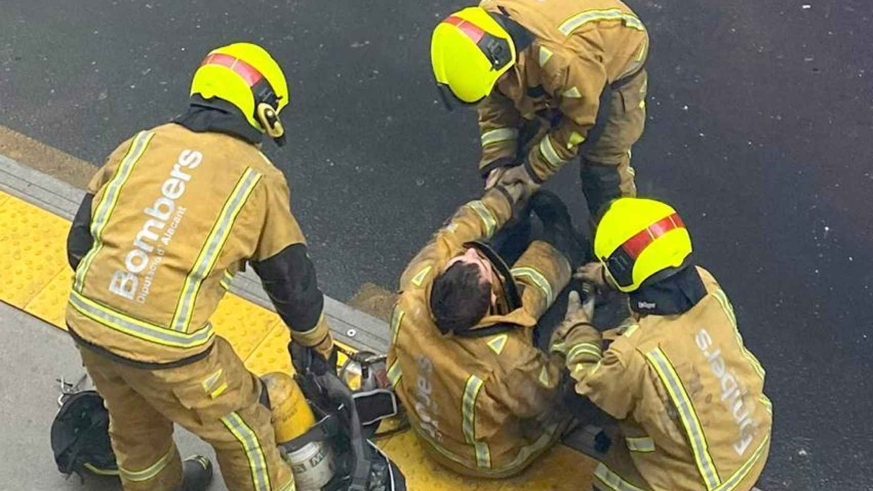 Uno de los bomberos afectados por las llamas.