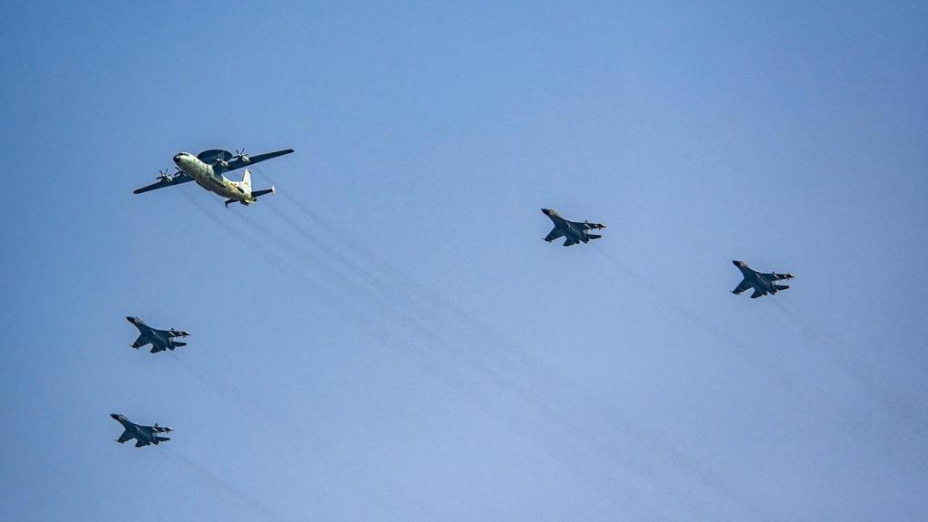 KJ-500 junto a cazas J-11