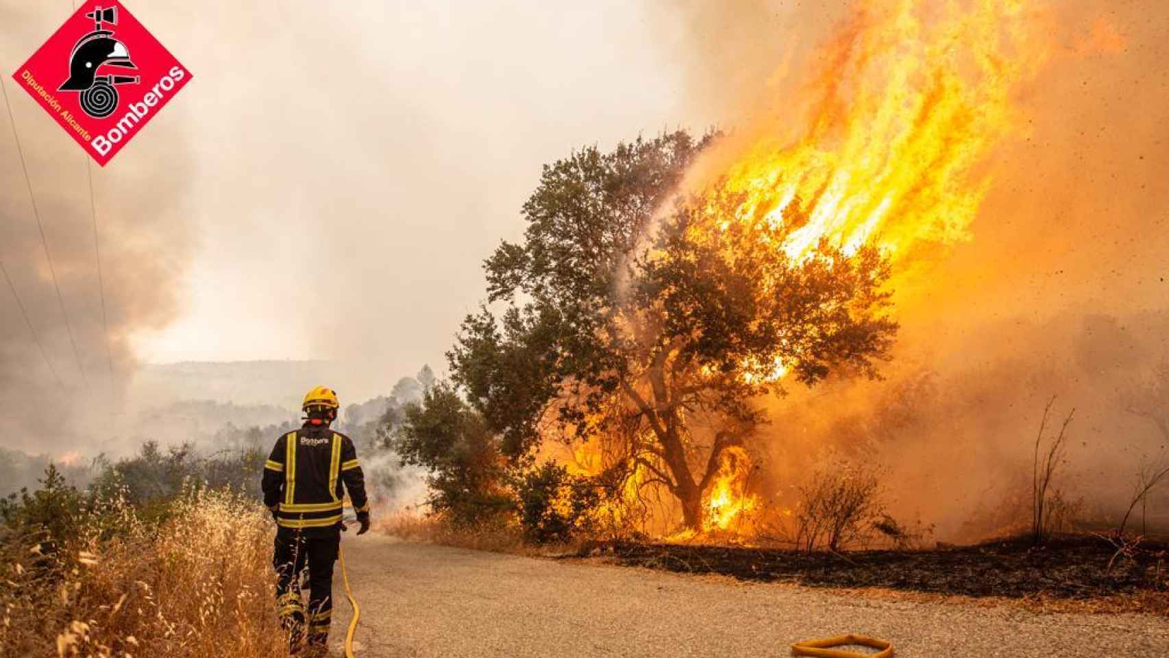 Un bombero en Vall d'Ebo en 2022.