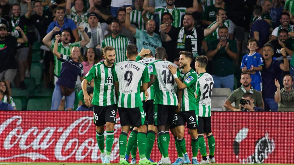 Piña de los jugadores del Betis para celebrar un gol en La Liga 2022/2023