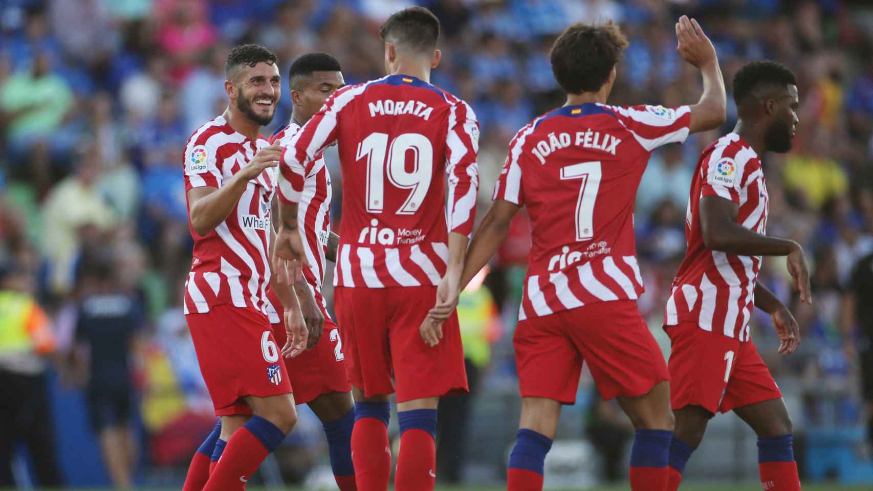 Los jugadores del Atlético de Madrid felicitan a Morata por su gol