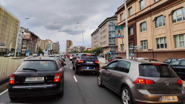 Imagen de archivo de coches parados en Alfonso Molina a la entrada de la ciudad de A Coruña