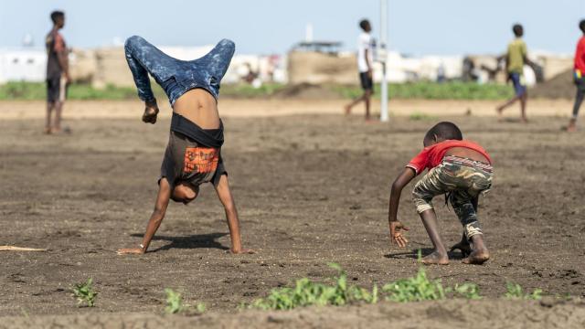 Niños juegan en el campo de refugiados de Tuneidba.