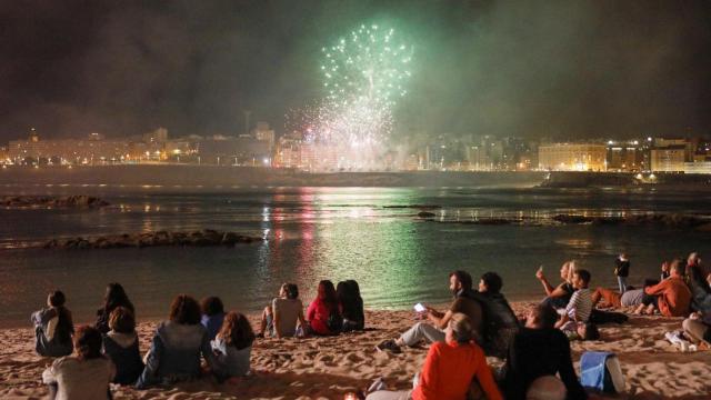 Una vista de los fuegos artificiales de la Batalla Naval desde la playa de Riazor.