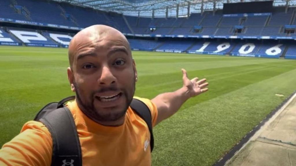 Borja Escalona en el estadio de Riazor.