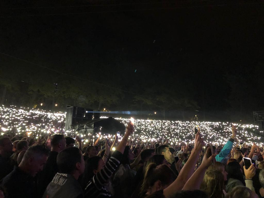 La multitud acompañó las canciones más emotivas de la banda con las linternas de los móviles.
