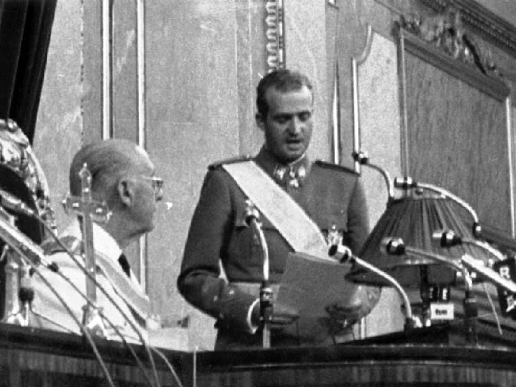 Juan Carlos I, en la jura como sucesor de Francisco Franco a título de rey en 1969.
