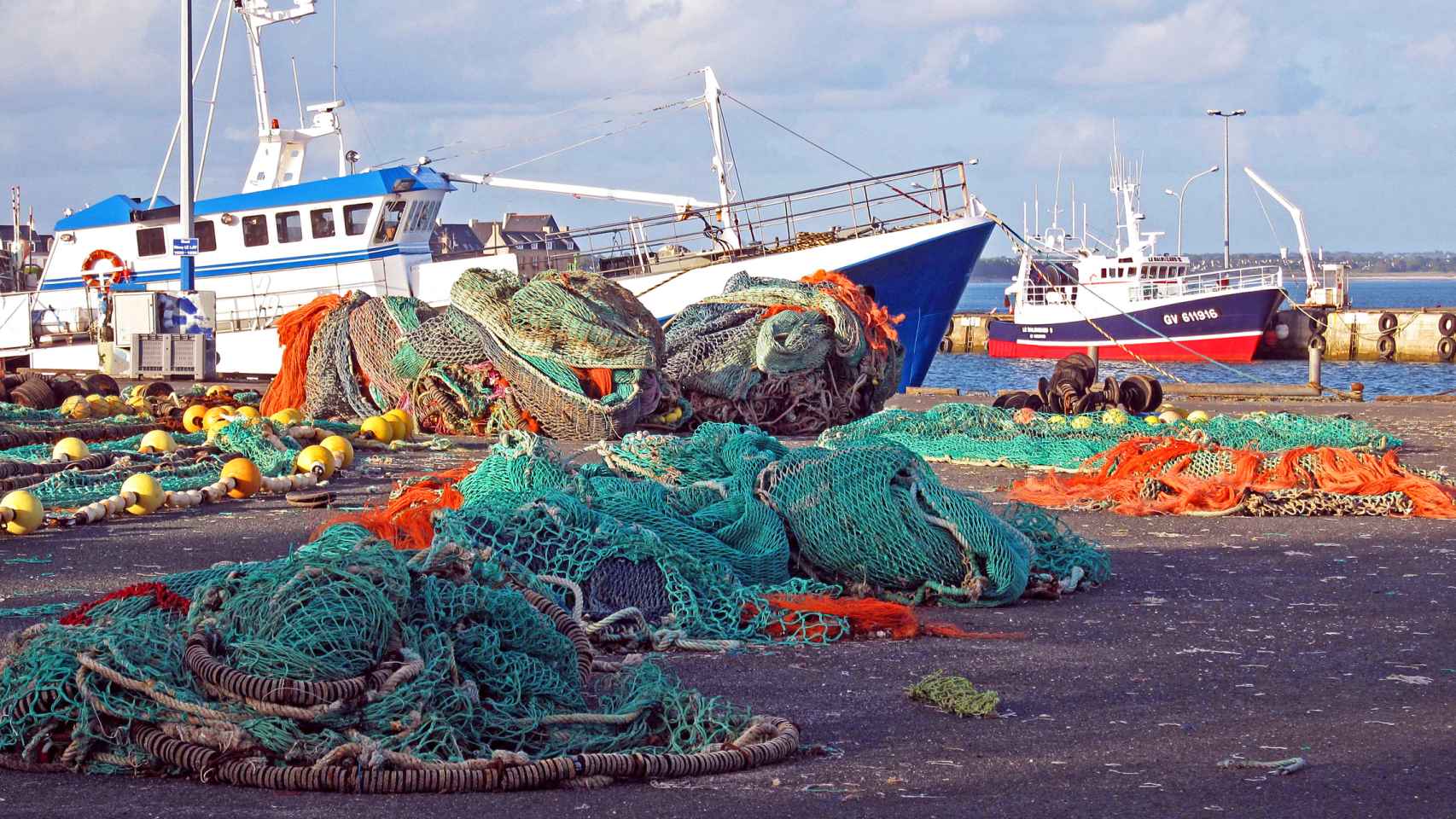 Redes de pesca en el muelle del paseo marítimo de Lorient, en Francia.