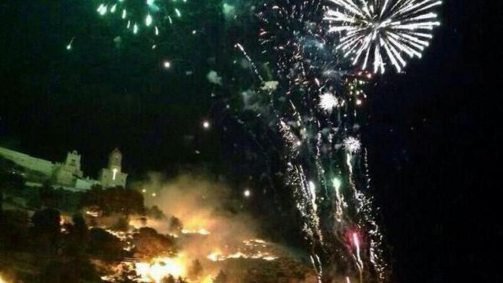 Imagen del incendio que provocó el disparo del castillo de fuegos artificiales.