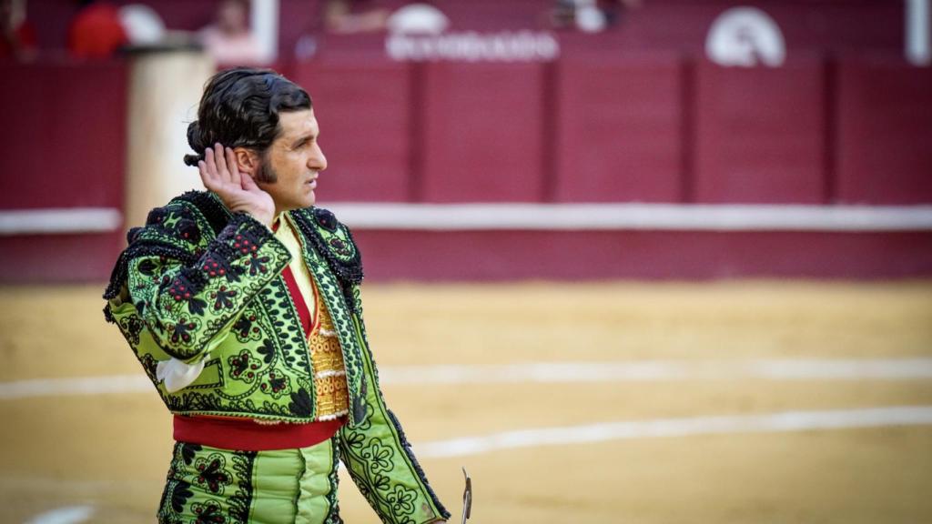 Morante escucha la bronca del público.