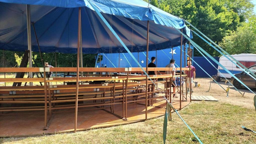 Montaje de la carpa para el Festival de Mujeres Creadoras de Castilla y León