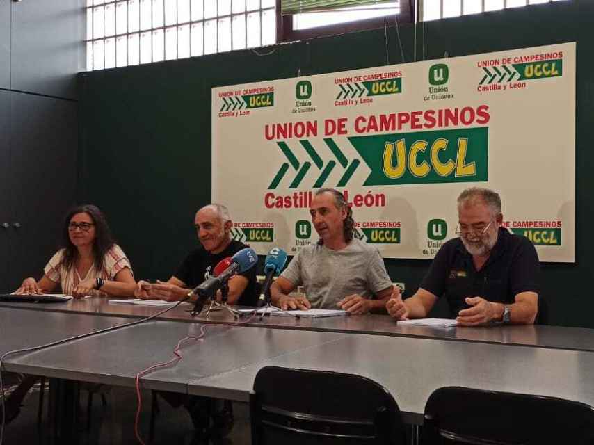 Los portavoces de la Unión de Campesinos de Castilla y León (UCCL) durante una rueda de prensa.