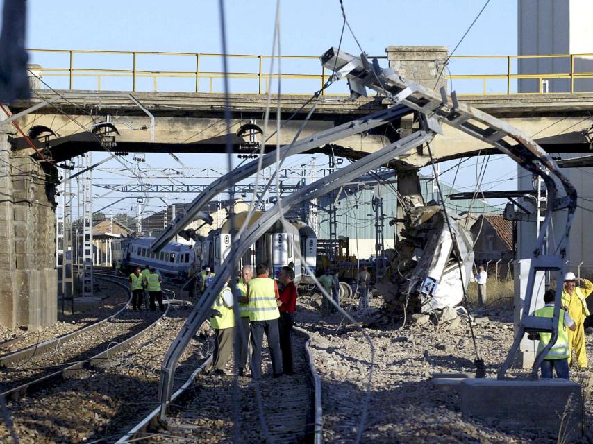 Estado del tren que descarriló en Villada (Palencia) el 21 de agosto de 2006, pocas horas después del accidente.