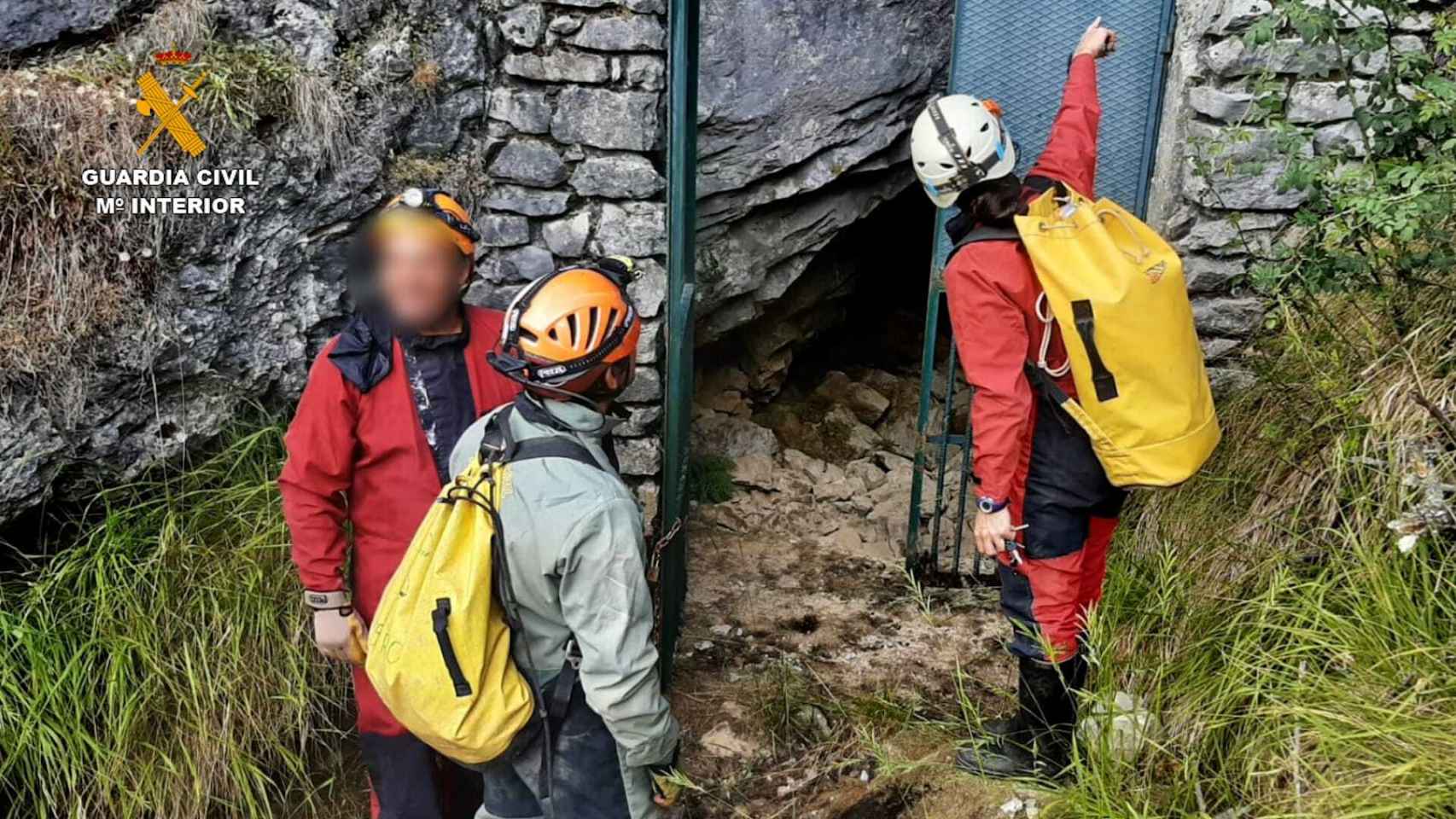 Equipo de búsqueda y rescate en la cueva