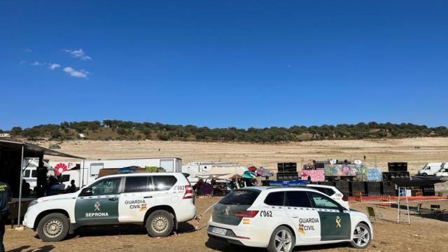 La Guardia Civil controlando una rave ilegal