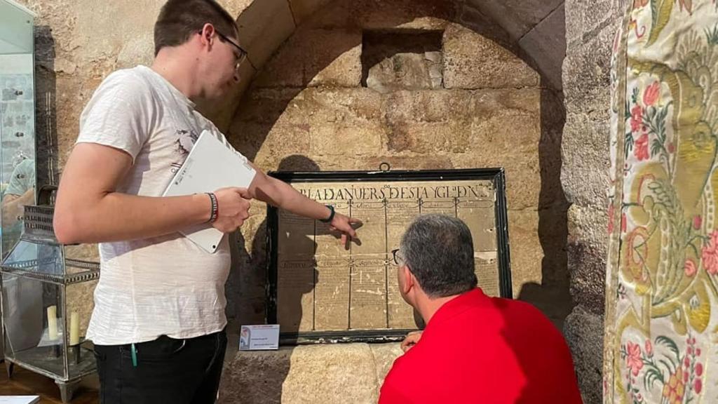 El presidente de la Diputación en funciones, Jesús María Prada, ha visitado hoy la exposición Frater Nos