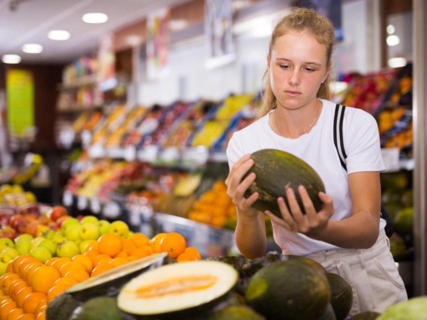 Una mujer escoge fruta en un supermercado de Castilla y León