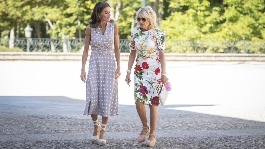 La reina Letizia y Jill Biden, con alpargatas, en su encuentro en Madrid.