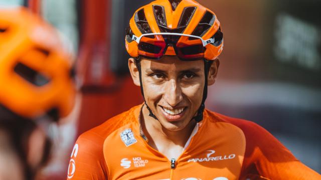 Egan Bernal durante un entrenamiento con sus compañeros